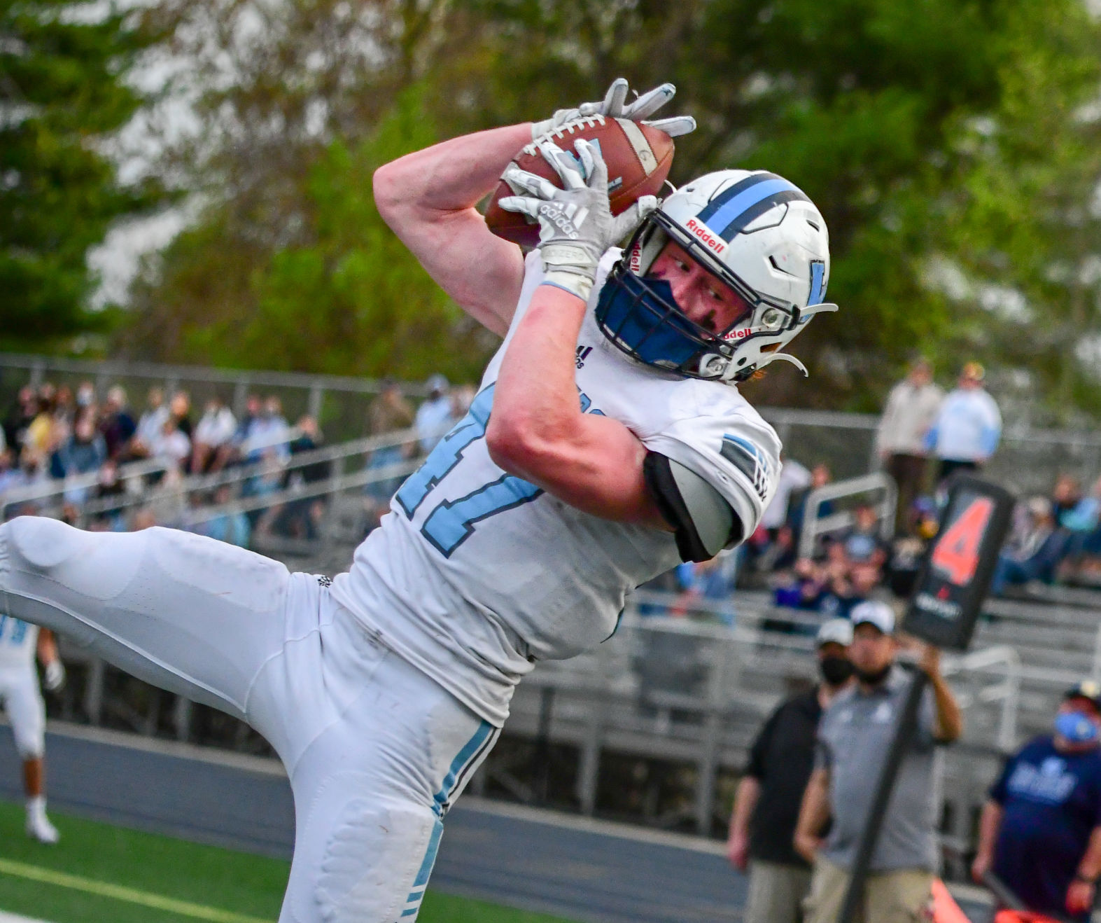 Orlando Leon hauls in pass at Roberson